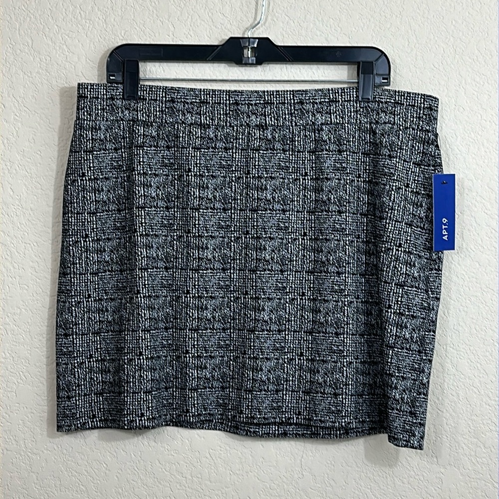 NWT APT 9 Women’s Black Plaid Skirt with Back Zipper size L